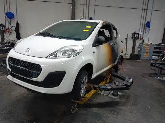 Salvage car Peugeot 107 107 Hatchback 1.0 12V (384F(1KR)) [50kW]  (06-2005/05-2014) 2013