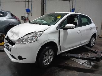 Vrakbiler auto Peugeot 208 208 I (CA/CC/CK/CL) Hatchback 1.2 Vti 12V PureTech 82 (EB2F(HMZ)) [60k=
W]  (03-2012/12-2019) 2014/0