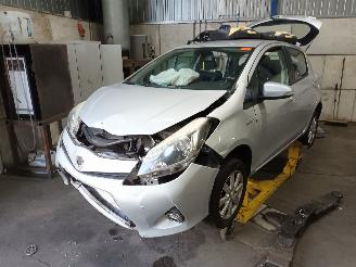 Vrakbiler auto Toyota Yaris Yaris III (P13) Hatchback 1.5 16V Hybrid (1NZ-FXE) [74kW]  (03-2012/09=
-2020) 2013