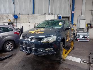 Vrakbiler auto Volkswagen Polo Polo V (6R) Hatchback 1.2 TSI 16V BlueMotion Technology (CJZC(Euro 6))=
 [66kW]  (02-2014/10-2017) 2014/10