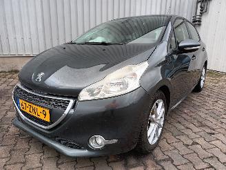 krockskadad bil auto Peugeot 208 208 I (CA/CC/CK/CL) Hatchback 1.2 Vti 12V PureTech 82 (EB2F(HMZ)) [60k=
W]  (03-2012/12-2019) 2013/1