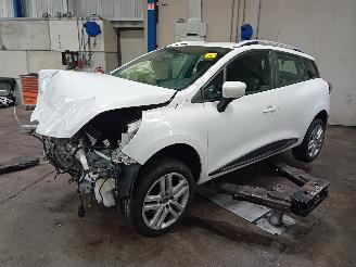 Salvage car Renault Clio Clio IV Estate/Grandtour (7R) Combi 5-drs 0.9 Energy TCE 90 12V (H4B-4=
08(H4B-B4)) [66kW]  (01-2013/08-2021) 2019