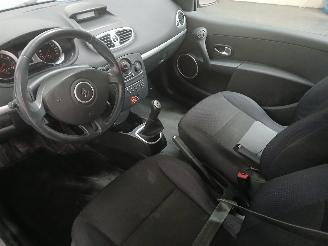 Renault Clio Clio III (BR/CR) Hatchback 1.4 16V (K4J-780) [72kW]  (06-2005/12-2012)= picture 12