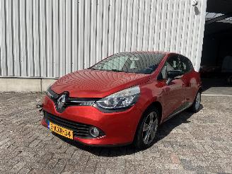 Damaged car Renault Clio Clio IV (5R) Hatchback 5-drs 0.9 Energy TCE 90 12V (H4B-400(H4B-A4)) [=
66kW]  (11-2012/08-2021) 2013/8