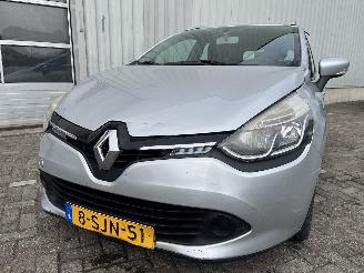 krockskadad bil auto Renault Clio Clio IV Estate/Grandtour (7R) Combi 5-drs 1.5 Energy dCi 90 FAP (K9K-6=
08(K9K-B6)) [66kW]  (11-2012/08-2021) 2013/10