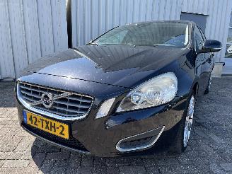 damaged passenger cars Volvo V-60 V60 I (FW/GW) Combi 1.6 T3 16V (B4164T3(Euro 5)) [110kW]  (09-2010/12-=
2015) 2012/4