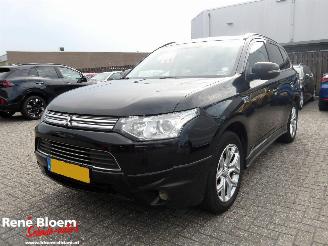 uszkodzony samochody osobowe Mitsubishi Outlander 2.0 PHEV Instyle 2013/11