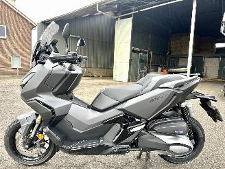 Schade motor Honda  ADV 350A 29pk Matgrijs - keyless - handvat verwarming - abs - slechts 5284km gelopen - lichte krassen 2022/10