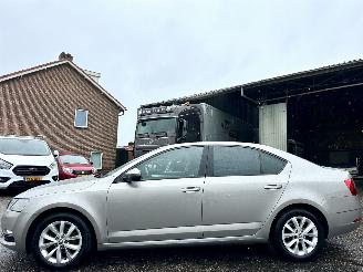 skadebil auto Skoda Octavia 1.0 TSI 115pk 6-bak Greentech Amb Bus sedan - navi - clima - cruise - pdc v+a - licht + regensensor 2017/5