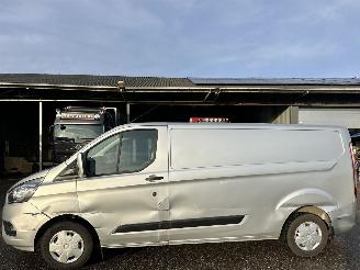 krockskadad bil bedrijf Ford Transit Custom 300 2.0 TDCI 105pk 6-bak L2/H1 euro.6 Trend 3pers - nap - navi - cam - pdc v+a - trekh - airco - cruise 2022/2