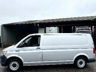 krockskadad bil bedrijf Volkswagen Transporter 2.0 TDI 150pk 6-bak euro.6 L2/H1 Highline 3Pers - nap - 1e eig - navi - airco - cruise - carplay - pdc - trekh 2016/10