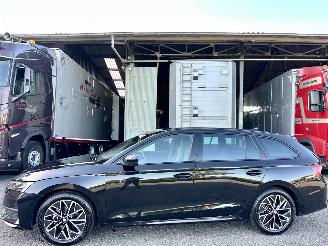 Vaurioauto  passenger cars Skoda Octavia 1.5 TSI MHEV Sportline - nap - 1e eig - navi - camera - inkl trekh - stuurverw - front + line + side assist 2025/12