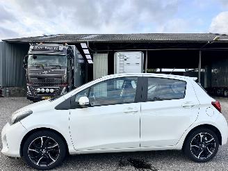 uszkodzony samochody osobowe Toyota Yaris 1.3 VVT-i 99pk aut + f1 Dynamic - 48dkm nap - 1e eig - navi - cam - pdc v+a - airco - cruise - parelmoer 2015/2