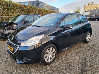 Peugeot 208 1.0 VTi Access COOL  2E eigenaar motor loopt op 2 cil ,rijdt nog wel (ZIE 3E FOTO) picture 2