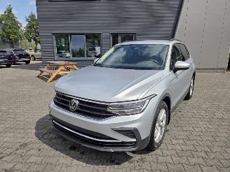 Voiture accidenté Volkswagen Tiguan 1.5 TSi 110kw / Dig Cockpit / Stoelverw / Navi / Camera 2024/1