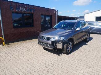 Vaurioauto  passenger cars Volkswagen Touareg TERRAIN TECH 4 MOTION LEER XENON 2015/11