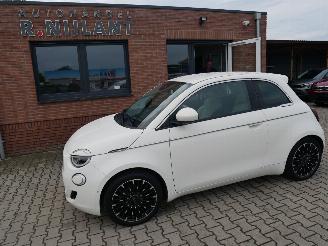 krockskadad bil auto Fiat 500E LA PRIMA BY BOCELLI LEER LED 2023/3