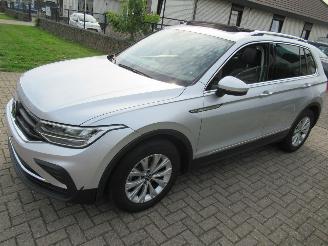 Voiture accidenté Volkswagen Tiguan 1.5TSI 150pk DSG Aut. Climatronic Leer Navi Camera Pano/Schuifdak Stoel/Stuur Verwarming  Elec.Achterklep 2022/9