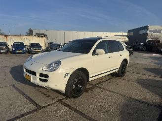 damaged passenger cars Porsche Cayenne 4.5 S 2004/3