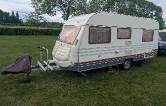 Vaurioauto  caravans Home Car  GERESERVEERD    466 H + Voortent Frans bed Rondzit 2001/4
