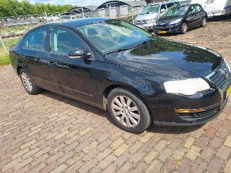Unfallwagen Volkswagen Passat 1.6 FSI Trendline Sedan 6 bak 2005/6