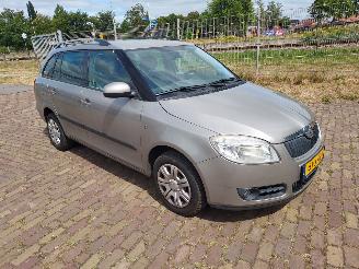 Auto incidentate Skoda Fabia 1.6i 16V Tour Combi Nieuwe apk 2009/9