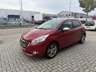 Auto incidentate Peugeot 208 1.2 60Kw AUTOMAAT Clima - Navi 2015/2