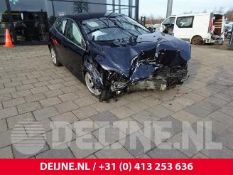 Coche siniestrado Volvo V-40 V40 (MV), Hatchback 5-drs, 2012 / 2019 2.0 D2 16V 2015/12