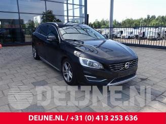 Coche siniestrado Volvo V-60 V60 I (FW/GW), Combi, 2010 / 2018 2.4 D6 20V Plug-in Hybrid AWD 2013/12