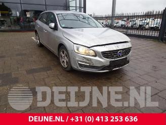 Coche siniestrado Volvo V-60 V60 I (FW/GW), Combi, 2010 / 2018 1.6 DRIVe 2014/2