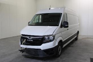 krockskadad bil vrachtwagen MAN TGE  2022/10