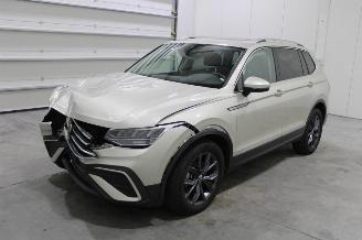krockskadad bil auto Volkswagen Tiguan  2023/12