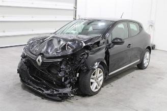 Damaged car Renault Clio  2021/9