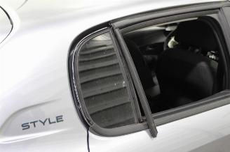 Peugeot 208  picture 7