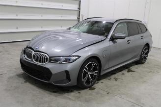 krockskadad bil auto BMW 3-serie 330 2023/3