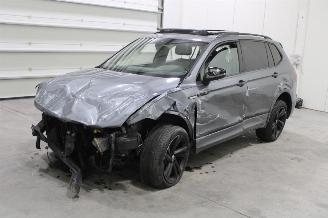 krockskadad bil auto Volkswagen Tiguan  2023/11