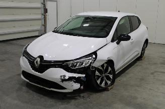 Vaurioauto  passenger cars Renault Clio  2023/2
