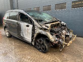 Salvage car Peugeot 5008 5008 I (0A/0E) MPV 1.6 HDiF 16V MPV  Diesel 1.560cc 82kW (111pk) FWD 2012/3