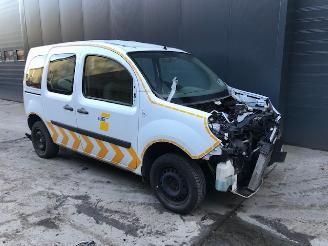Coche siniestrado Renault Grand Kangoo (KW) MPV 2008 1.5 dCi 90 FAP MPV  Diesel 1.461cc 66kW (90pk) FWD 2011/5