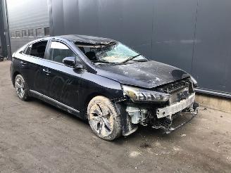 Salvage car Hyundai Ioniq Liftback 2021 1.6 GDI 16V Plug-in Hybrid Liftback  Elektrisch Benzine 1.580cc 77kW 2021/8