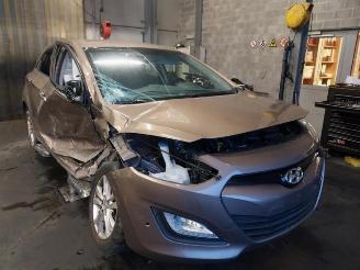 Coche siniestrado Hyundai I-30 i30 (GDHB5), Hatchback, 2011 1.6 GDI Blue 16V 2014/5
