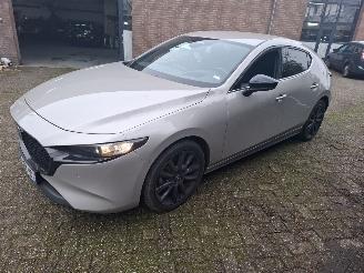 krockskadad bil auto Mazda 3 New mazda 3 2.5 hybride  rijdbaar  1 spatbord spuiten vv 2025/4