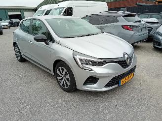 Damaged car Renault Clio 1.0 TCe 90 Navi Airco 2023/4