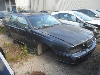 Coche siniestrado Volvo V-70  1999/1