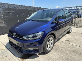 Vaurioauto  passenger cars Volkswagen Touran 1.4 TSI MINIMAL DAMAGE | DRIVEABLE DAMAGE 2016/8