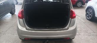 Kia Venga Bj:08-2013 1.6-benzine Automatik Climatecontrol Stoelverwarming Lichtautomaat Privacyglas Leren stuurwiel Keyless entry armsteun voor en achter Trekhaak Mistlampen 16-inch velgen picture 11