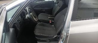 Kia Venga Bj:08-2013 1.6-benzine Automatik Climatecontrol Stoelverwarming Lichtautomaat Privacyglas Leren stuurwiel Keyless entry armsteun voor en achter Trekhaak Mistlampen 16-inch velgen picture 9
