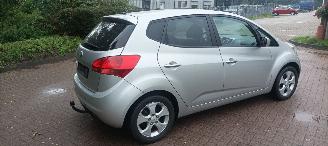 Kia Venga 1.6-16v Automaat Keyless entry Climatecontrol Stoelverwarming Lichtautomaat Privacyglas armsteun voor en achter Trekhaak Parkeersensoren 4xelek ramen Elektrische-spiegels met verwarming mistlampen 16 inch velgen picture 4