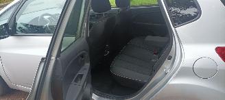 Kia Venga 1.6-16v Automaat Keyless entry Climatecontrol Stoelverwarming Lichtautomaat Privacyglas armsteun voor en achter Trekhaak Parkeersensoren 4xelek ramen Elektrische-spiegels met verwarming mistlampen 16 inch velgen picture 12