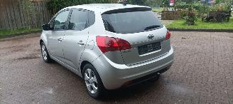 Kia Venga 1.6-16v Automaat Keyless entry Climatecontrol Stoelverwarming Lichtautomaat Privacyglas armsteun voor en achter Trekhaak Parkeersensoren 4xelek ramen Elektrische-spiegels met verwarming mistlampen 16 inch velgen picture 5